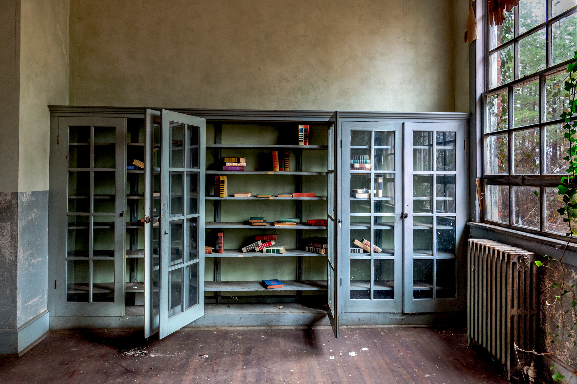 Abandoned bookcase in classroom 